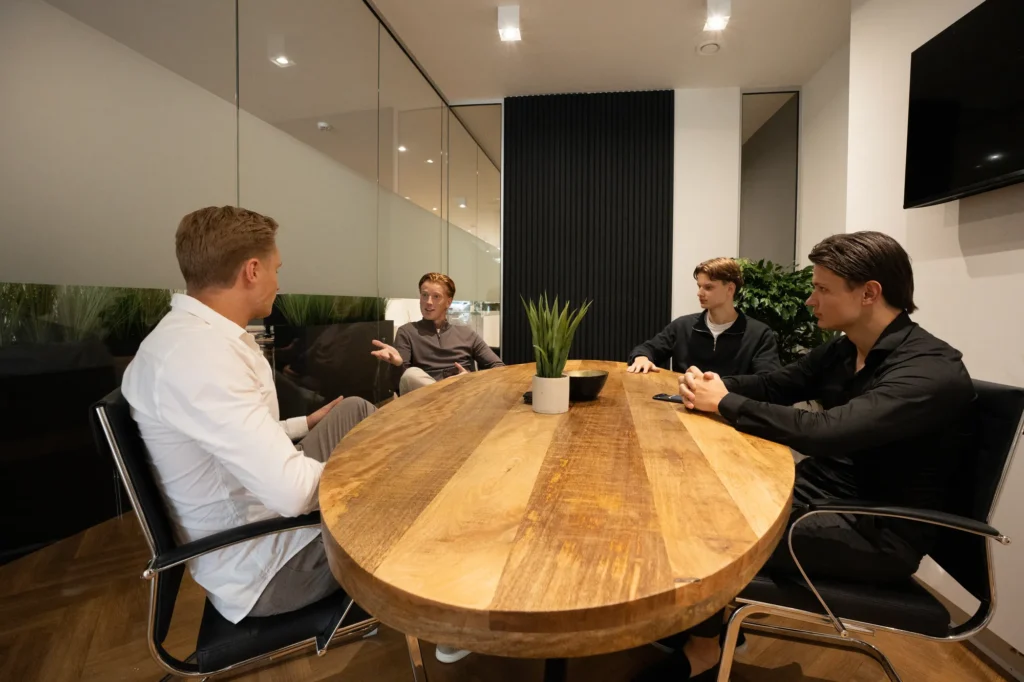 MrRecruitme-kantoor-overleg-aan-vergadertafel