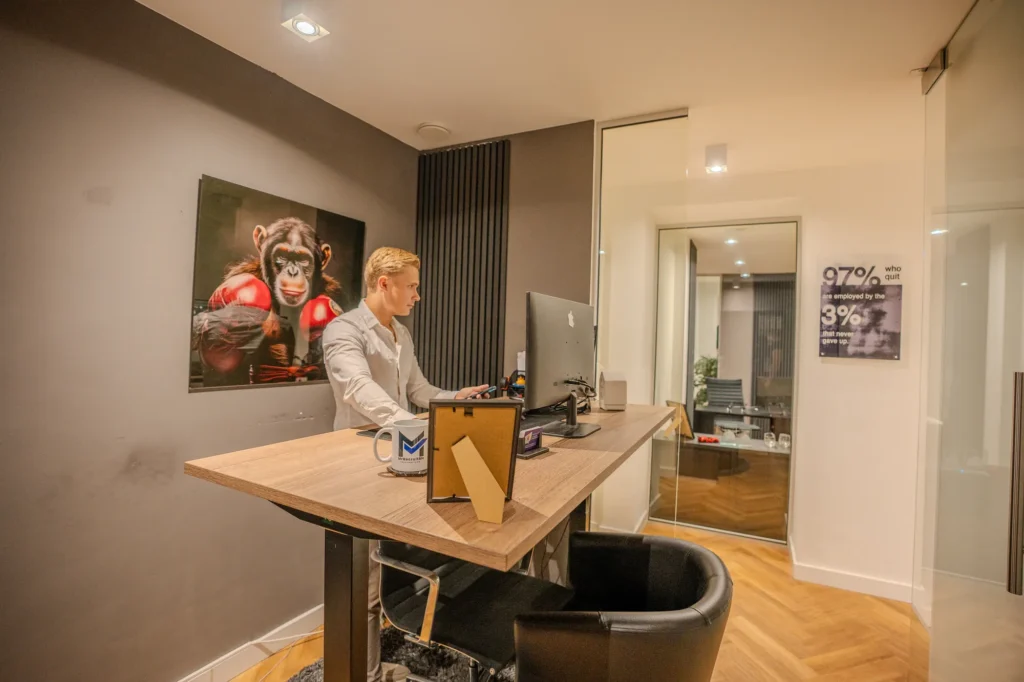 MrRecruitme-kantoor-werkplek-met-bureau