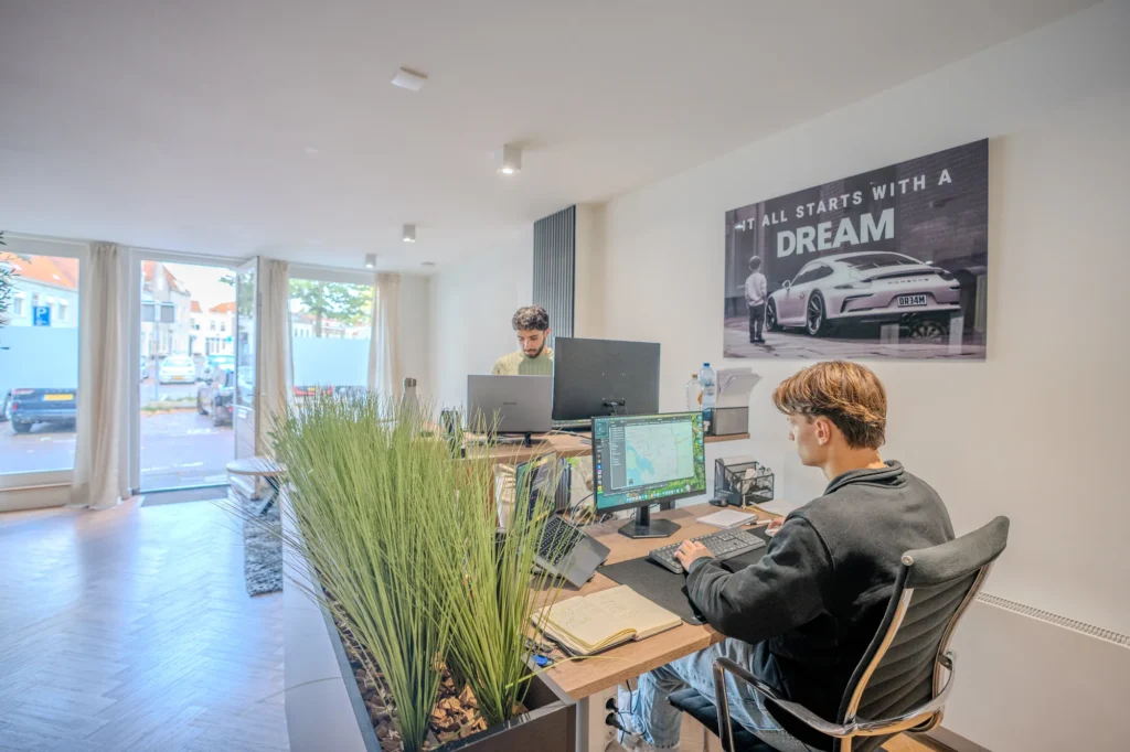 MrRecruitme-kantoor-werkplekken-bij-raam