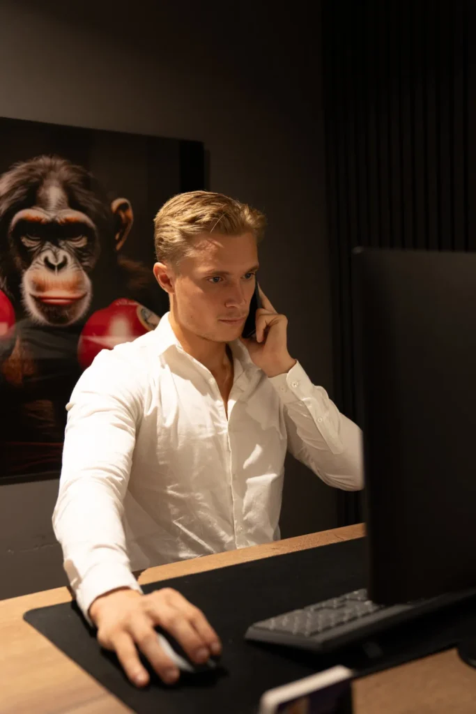 MrRecruitme-teamlid-wit-overhemd-aan-telefoon