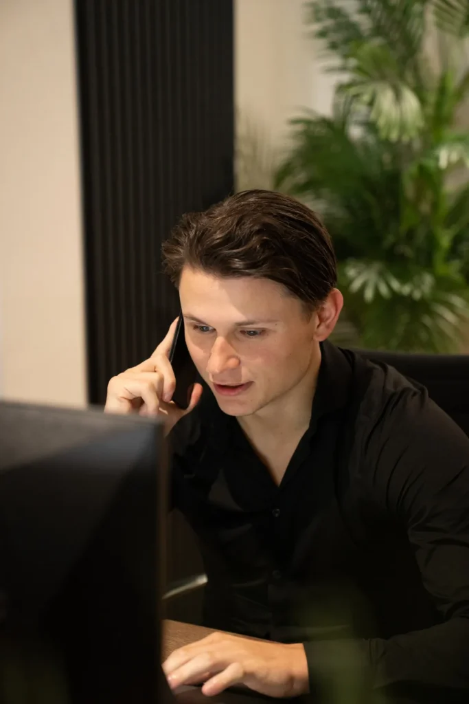 MrRecruitme-teamlid-zwart-overhemd-aan-telefoon